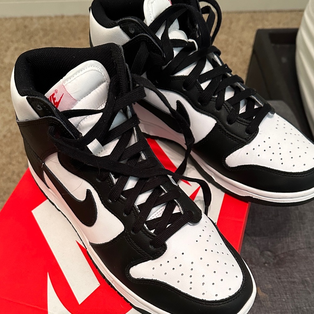 Nike women’s dunk Black and White High-Top Sneakers women’s 9.5